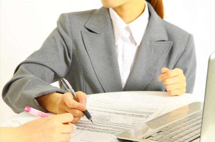 チェックする女性